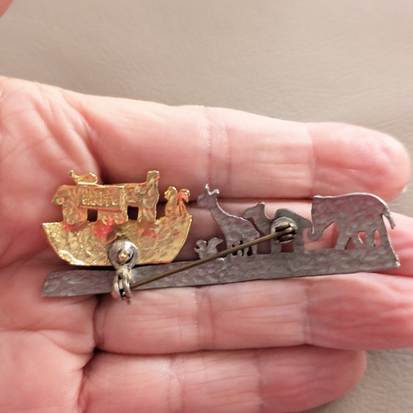 Vintage Ultra Craft Noah's Ark Brooch - Picture 3 of 5
